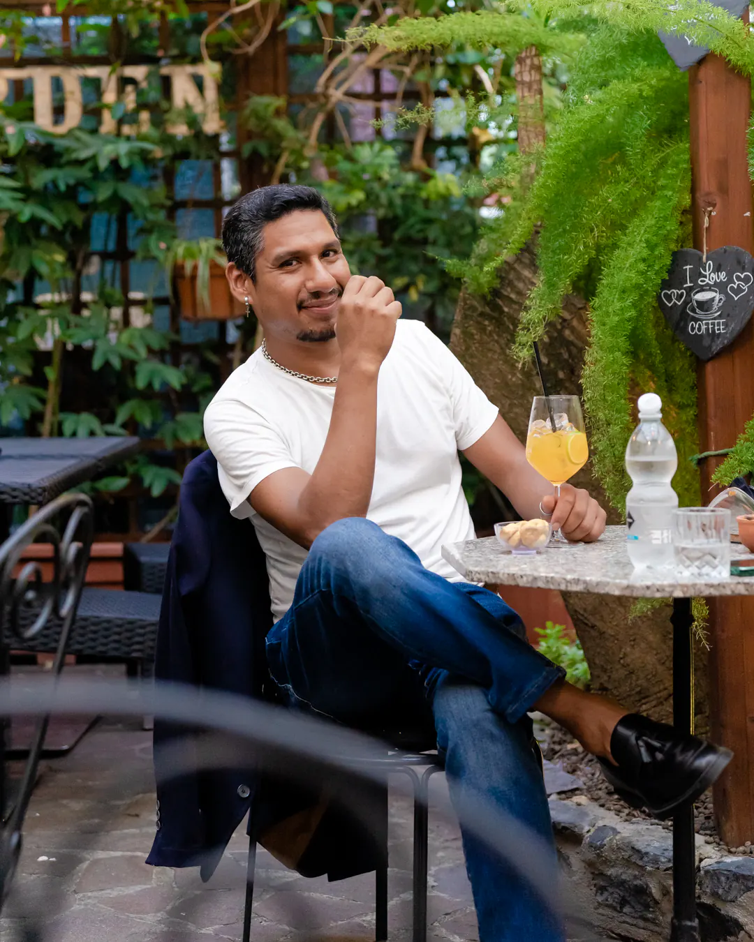 Uomo con look casual, sorriso spontaneo e atteggiamento naturale